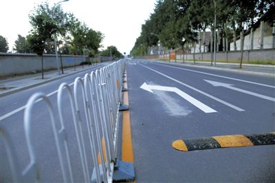 樓梓莊路東，飚車的路已經(jīng)安裝了隔離護欄和減速帶。新京報記者
