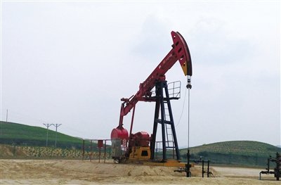 長(zhǎng)慶油田標(biāo)準(zhǔn)化井場(chǎng)，位于定邊縣新安邊鎮(zhèn)店子坪村黃土高原上。