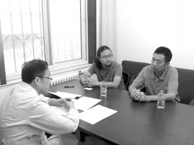 9月13日下午，雷闖(中)與父親在國家衛(wèi)計委遞交建議信，與衛(wèi)計委工作人員交流?！±钻J供圖