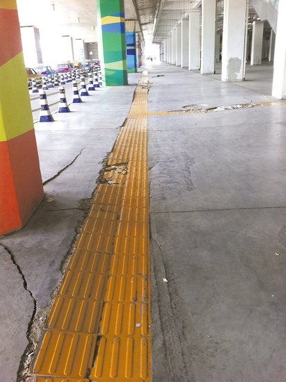 在溫嶺火車站架空層，由于沉降產(chǎn)生的裂縫到處可見。