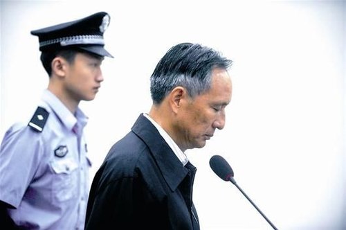 圖為：10日，張曙光在北京市第二中級人民法院接受庭審 新華社發(fā)
