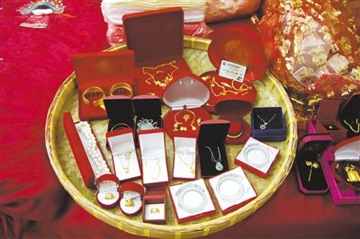 10月1日，王小姐在廣東汕頭舉行婚禮，她的彩禮包括3個(gè)玉鐲、多個(gè)金戒指及一張銀行卡。新京報(bào)記者 吳振鵬 攝