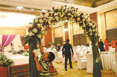 10月5日，北京萬達(dá)索菲特酒店，婚宴剛剛結(jié)束。新人介紹，一場婚宴花掉父母20萬元。新京報(bào)記者 尹亞飛 攝