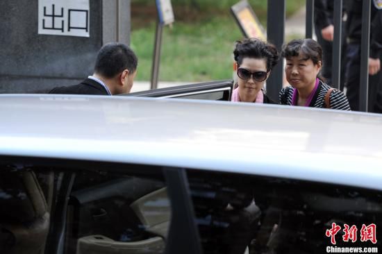 圖為宣判結(jié)束后夢鴿面無表情走出海淀法院，乘車離開。