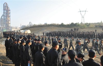 10月12日，貴陽(yáng)，觀山湖區(qū)控拆違指揮部組織2500余人到金華鎮(zhèn)上鋪村空山壩，對(duì)54棟違法建筑進(jìn)行