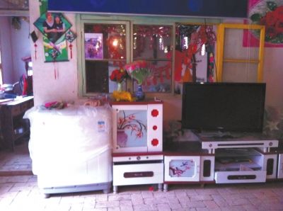 麻永東屋里的家具電器仍是嶄新的。