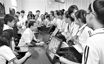 2013年5月30日，結合當前國內民眾普遍關注的“校長開房”、“強奸猥褻”等事件，廣西上思縣人民法院邀請中小學生到法院觀摩案件的庭審，提高他們的守法、維權意識。圖/IC