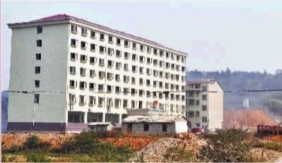  10月23日，長(zhǎng)沙市岳麓區(qū)蓮花鎮(zhèn)云蓋村村委會(huì)的辦公大樓。  實(shí)習(xí)記者 李健 攝