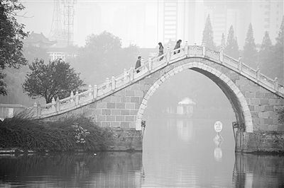 10月28日，市民走在合肥市霧霾籠罩的公園里。新華社發(fā)