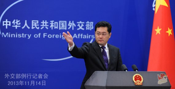 2013年11月14日，外交部發(fā)言人秦剛主持例行記者會。