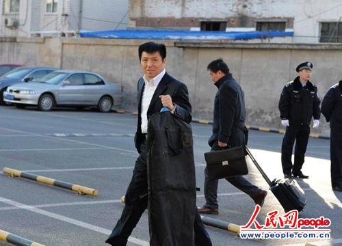 庭審當(dāng)日，李某某辯護(hù)律師張起淮匆匆趕到北京市一中院    人民網(wǎng)記者 翁奇羽攝