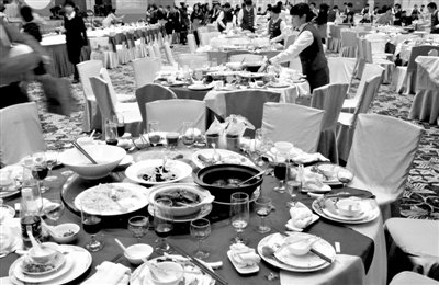 今年1月20日，一國(guó)企在廣州一家五星級(jí)酒店擺了70桌。臨近年底，在中央“嚴(yán)抓四風(fēng)”背景下，北京國(guó)企機(jī)