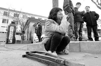 從法院出來以后，家屬和律師正在商量案情，夏鳳各在旁想著想著忍不住哭起來