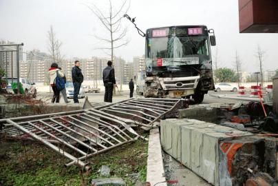 1月6日，成都雙華大道，失控后的公交車撞垮一單位的護(hù)欄。攝影 劉陳平