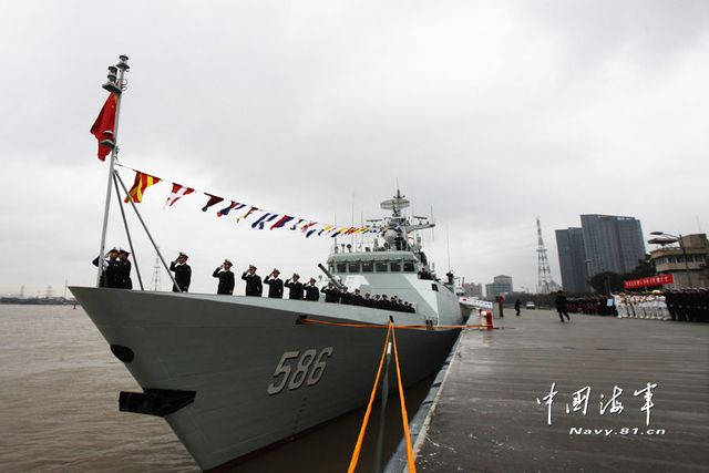 1月8日，某新型導(dǎo)彈護(hù)衛(wèi)艦吉安艦入列海軍東海艦隊(duì)命名授旗儀式現(xiàn)場(chǎng)。新華社發(fā)