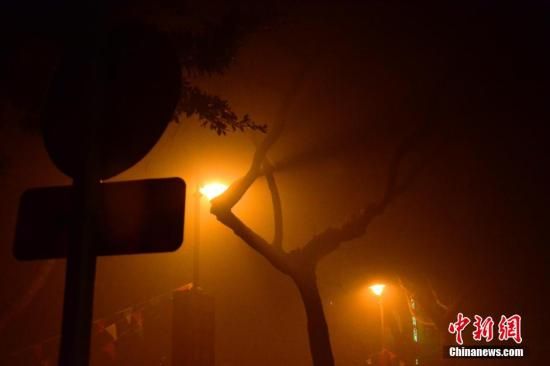 1月31日凌晨，市民行走在煙霧繚繞的南京街頭。當(dāng)天是農(nóng)歷馬年正月初一，南京有限開禁燃放煙花爆竹正逢下霧天，空氣的不流通致使煙花爆竹燃燒后產(chǎn)生的顆粒物不能及時(shí)散開，造成整座城市煙霧繚繞。據(jù)當(dāng)?shù)丨h(huán)保部門發(fā)布的信息顯示，空氣質(zhì)量屬重度污染。中新社發(fā) 泱波 攝