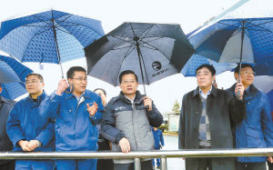 2月7日，省委書記強(qiáng)衛(wèi)冒雨在江西銅業(yè)集團(tuán)調(diào)研。記者 梁振堂 攝