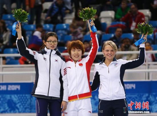 當?shù)貢r間2月15日,索契冬奧會短道速滑女子1500米決賽中,中國選手周洋奪得冠軍,成功衛(wèi)冕。