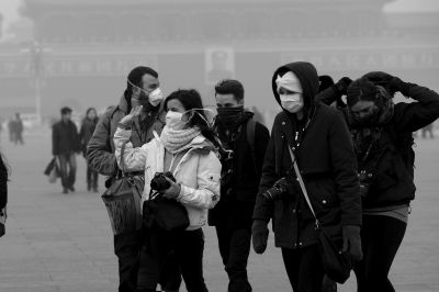 天安門廣場戴口罩的外國游客。