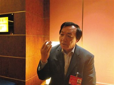 　昨日，在接受采訪時，何香久強調，大多公務員是勤勉工作的。