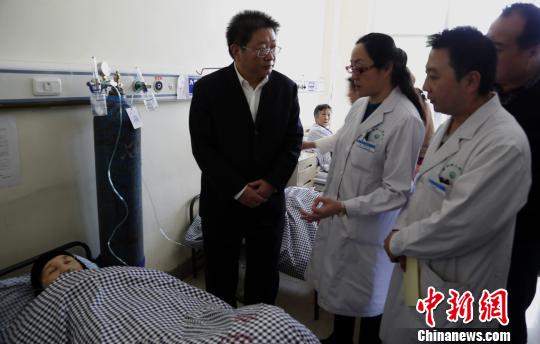 圖為青海省委常委、西寧市委書記毛小兵正在詢問患者病情?！×_云鵬　攝