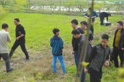 少年指認(rèn)藏槍地點(diǎn)。