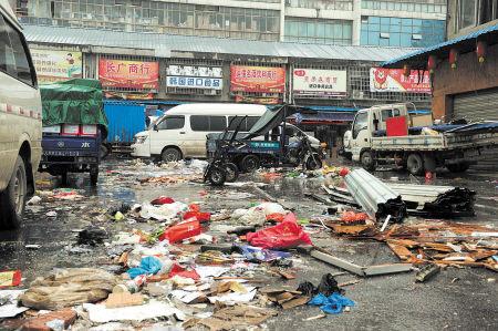 高橋大市場內(nèi)，大量的垃圾雜亂無章地堆放，商戶搬遷時(shí)留下的垃圾丟棄在市場內(nèi)無人問津，觸目驚心。