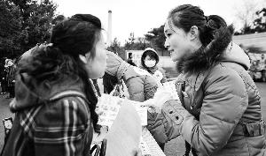 墓區(qū)服務(wù)員（右）見證了喪葬“綠化進(jìn)程”。新華社發(fā)