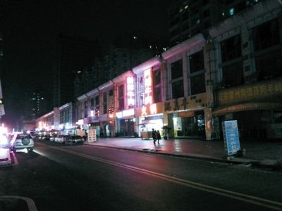 3月11日，掃黃后晚上8點(diǎn)天鵝湖路冷清的街道。以前，這里都是人和車輛，街邊站滿了小姐。新京報(bào)記者 林野 攝