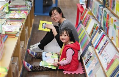 昨晚10時，來京探親的山東的李女士帶著5歲的女兒琪琪在三聯(lián)書店讀書。4月18日晚開始，三聯(lián)韜奮書店正