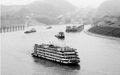 三峽大壩成為長江航運(yùn)大堵點(diǎn)，不少船只要排隊(duì)通過船閘。本報(bào)記者 孫辰 攝