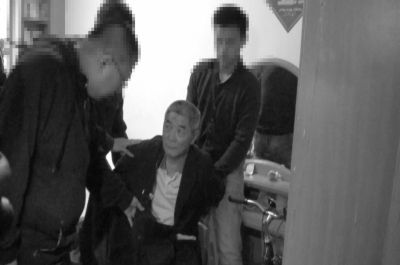 　向南夫被警方抓獲。