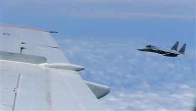 國防部網站12日公布的視頻截圖,日本F-15軍機從中國圖-154機頭方向危險切入,兩者最近距離約30米左右。