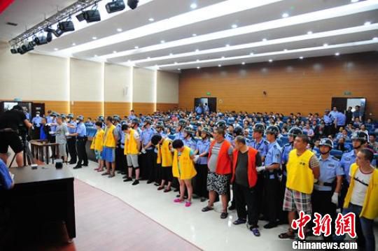 徐州市中級(jí)人民法院召開毒品犯罪案件集中宣判大會(huì),11名被告人被判處死刑、無期徒刑和有期徒刑不等。