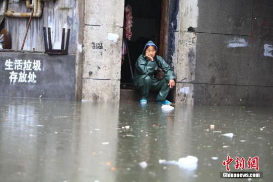 7月15日，因連日強(qiáng)降雨致長(zhǎng)沙市開(kāi)福區(qū)西長(zhǎng)街街道出現(xiàn)嚴(yán)重內(nèi)澇，最深水位超過(guò)一米，沿街60余戶門(mén)面進(jìn)