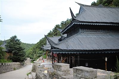 　7月9日，密云水庫附近隸屬于某單位的栗林度假山莊，建筑風(fēng)格古色古香