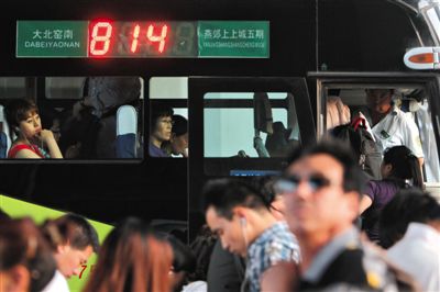 2014年5月22日,乘客在北京大北窯南乘坐開往燕郊的814路公交車。