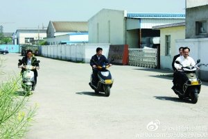 網(wǎng)友稱儀征市委書記程希騎摩托車下鄉(xiāng)沒戴頭盔。