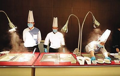 　工作人員在餐廳忙碌。（網(wǎng)絡圖片）