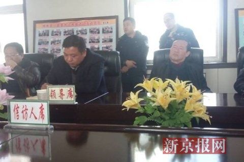 訪民代表與縣領(lǐng)導(dǎo)開會協(xié)商時，副縣長頭靠椅背睡著10分鐘左右。受訪對象供圖