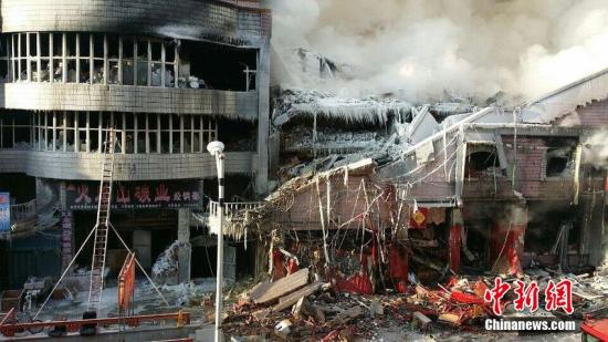 2015年1月3日，哈爾濱市道外區(qū)太古街著火塌方現(xiàn)場，火又燒了起來