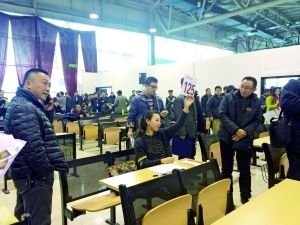 　首批中央和國家機(jī)關(guān)公車第三場拍賣現(xiàn)場。賈悅/攝