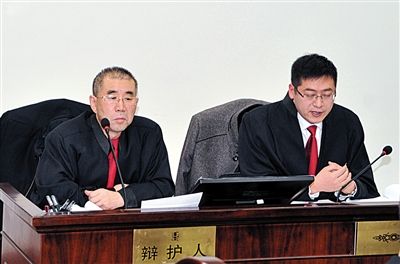 1月5日，呼市中院審理趙志紅案。律師謝飛（左）和張瑞軍（右）出庭為趙志紅辯護(hù)。