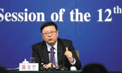 昨日，十二屆全國人大三次會(huì)議新聞中心，環(huán)保部部長陳吉寧回答中外記者提問。新京報(bào)記者 陳杰 攝
