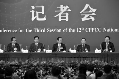 昨日，政協(xié)十二屆三次會(huì)議舉行記者會(huì)，五位嘉賓回答中外記者提問(wèn)。京華時(shí)報(bào)記者王海欣攝
