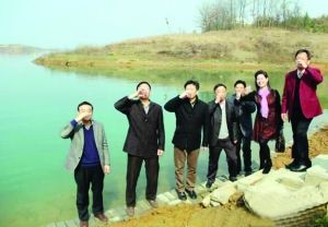 活動儀式現(xiàn)場，一眾人舀起漳河水直接喝下
