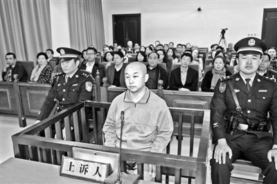 4月14日，趙志紅（前中）在庭審現(xiàn)場 供圖/新華社
