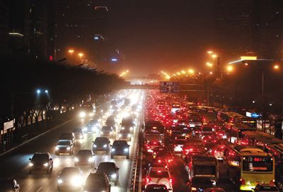 昨晚，因沙塵暴導(dǎo)致能見(jiàn)度低，長(zhǎng)安街嚴(yán)重堵車。