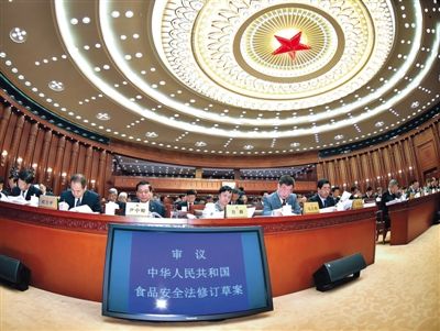 昨日，食品安全法修訂草案提交十二屆全國(guó)人大常委會(huì)第十四次會(huì)議進(jìn)行三審。 新華社記者 李濤 攝
