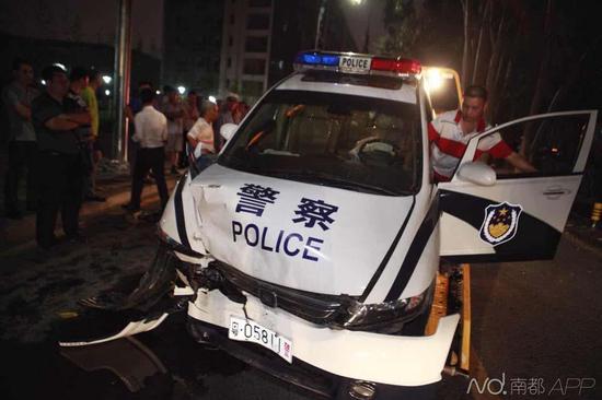 南都記者昨晚趕到現(xiàn)場(chǎng)時(shí)，交警及保險(xiǎn)公司已經(jīng)在處理事故，現(xiàn)場(chǎng)有很多圍觀者。